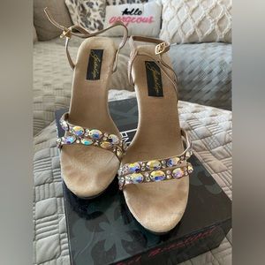 Johnathan Kayne - size 9 heels - Austria 910M - Taupe - 4” heel - like new